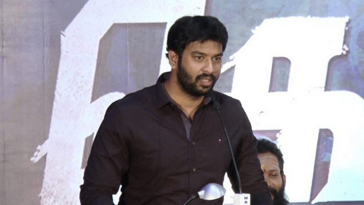 வாலி... வைரமுத்துவுடன் ஒப்பிடுவதா? கேள்வி எழுப்பிய ரசிகருக்கு பாடலாசிரியர் விவேக் பதில்!