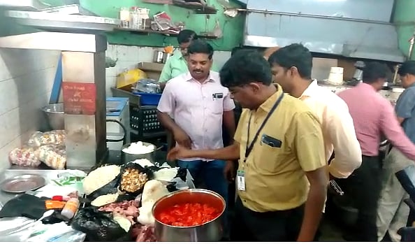 ப்ளாஸ்டிக் பயன்பாட்டை தட்டிக் கேட்ட போலிஸை மிரட்டிய ஆர்.எஸ்.எஸ் பிரமுகர் : கடைக்கு சீல் வைத்த அதிகாரிகள்