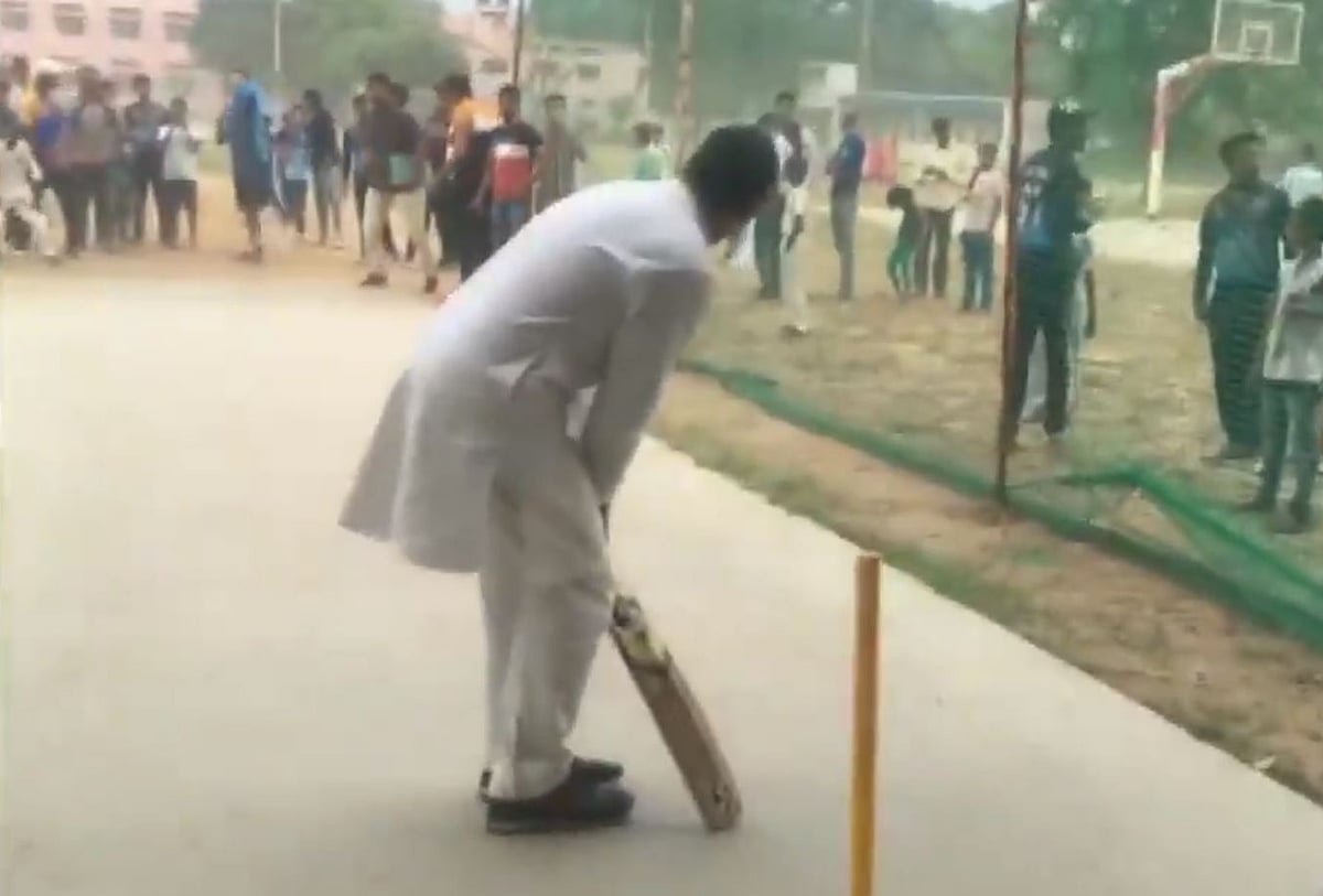 எமர்ஜென்ஸி லேண்டிங்.. பதறிய அதிகாரிகள்.. கூலாக கிரிக்கெட் விளையாடிய ராகுல் காந்தி - வைரல் வீடியோ