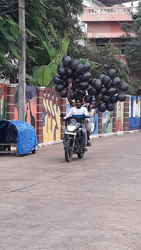 “கிரண்பேடிக்கு எதிராக கருப்புக் கொடி” : கருப்புச்சட்டையுடன் களம் இறங்கிய அமைச்சர் - ஏனாமில் பதட்டம்!