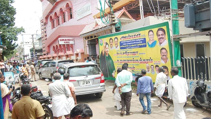 நீதிமன்றத்தை மதிக்காத அ.தி.மு.க; அமைச்சருக்காக அனுமதியின்றி வைக்கப்பட்ட பேனர்கள்: கண்டுகொள்ளாத காவல்துறை!