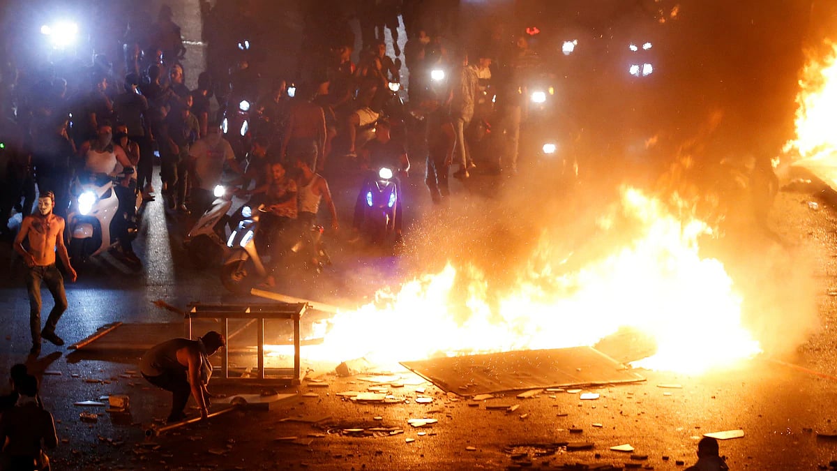 Whatsappக்கு வரி விதிப்பு : வீதியில் இறங்கிப் போராடிய மக்களுக்கு பயந்து ஆணையை திரும்பப் பெற்ற அரசு !