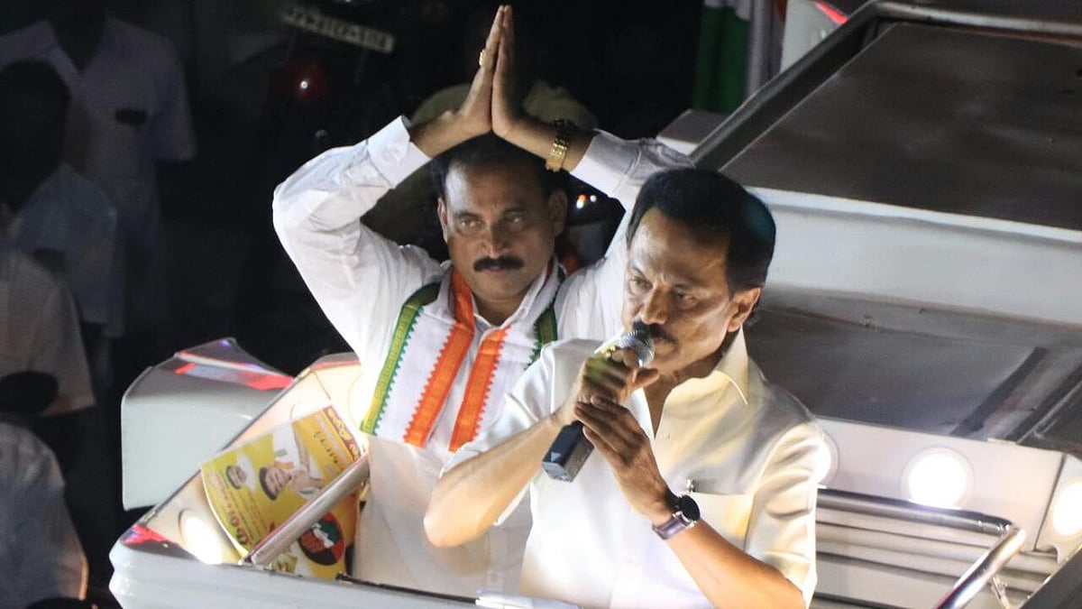 எடப்பாடி பழனிசாமிக்கும், புதுச்சேரி நாராயணசாமிக்கும் என்ன வித்தியாசம் தெரியுமா? - மு.க ஸ்டாலின் ’பளீர்’ !