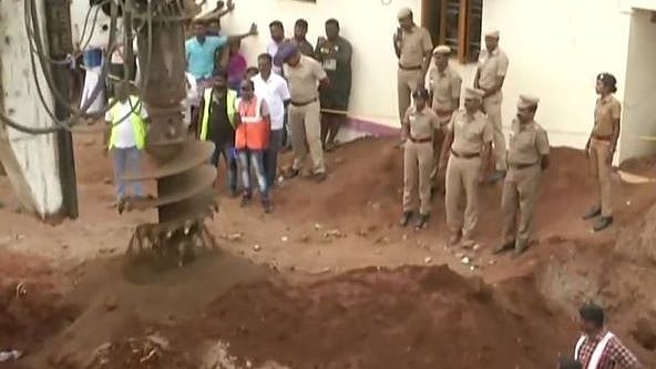 கண்ணீரோடு தலை வணங்குகிறேன் - சுர்ஜித் மீட்பு குறித்து ரஜினி கமல் கருத்து!