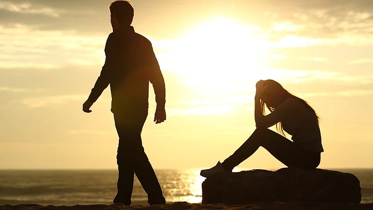 “இஸ்ரோ விஞ்ஞானி என ஏமாற்றி என்னை திருமணம் செய்தார்” : கணவர் மீது பி.ஹெச்டி மாணவி போலிஸில் புகார்!