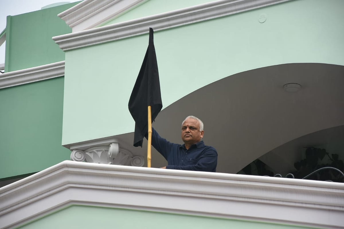 கருப்புக்கொடி- கருப்புச்சட்டையுடன் அமைச்சர் மல்லாடி கிருஷ்ணா ராவ்.