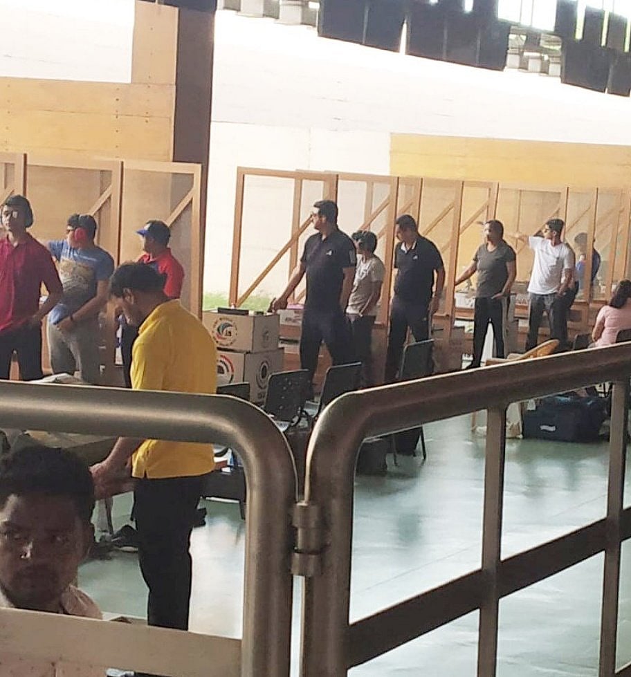 அஜித்தின் சால்ட்&பெப்பர் ஹேர் ஸ்டைலுக்கு என்னாச்சு! - புதிய கெட்டப்புடன் எங்கு சென்றிருக்கிறார் தெரியுமா?