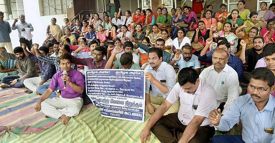 மருத்துவர்களின் போராட்டத்தை பிரித்தாளும் சூழ்ச்சி கொண்டு அடக்க நினைக்கிறது அரசு - மு.க ஸ்டாலின் காட்டம் 