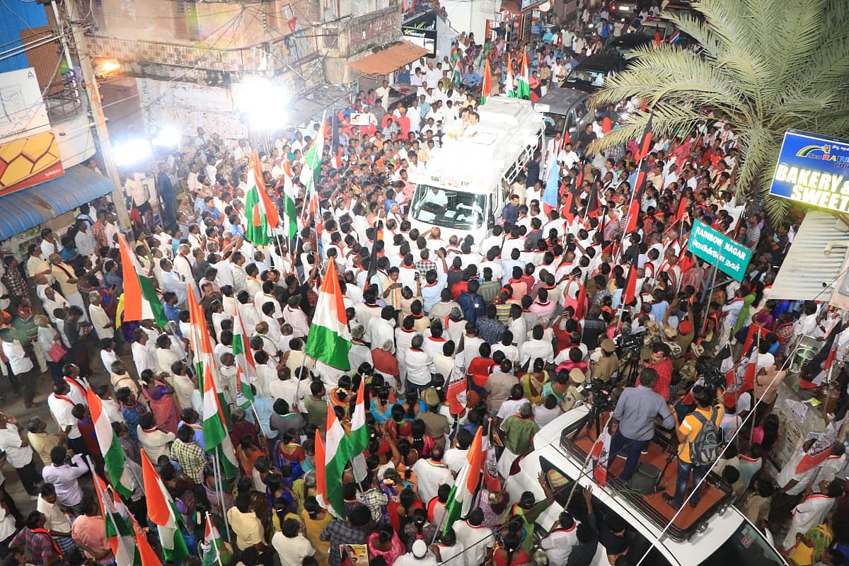 எடப்பாடி பழனிசாமிக்கும், புதுச்சேரி நாராயணசாமிக்கும் என்ன வித்தியாசம் தெரியுமா? - மு.க ஸ்டாலின் ’பளீர்’ !