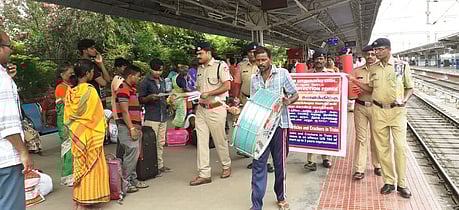 பட்டாசுகளை ரயிலில் கொண்டுச் சென்றால் 3 ஆண்டு சிறை - ரயில்வே போலிஸார் எச்சரிக்கை