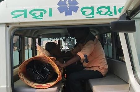 பெட்ரோல் இல்லாமல் பாதி வழியில் நின்ற ஆம்புலன்ஸ் ; மருத்துவமனை செல்ல முடியாமல் கர்ப்பிணி பெண் பரிதாப பலி!