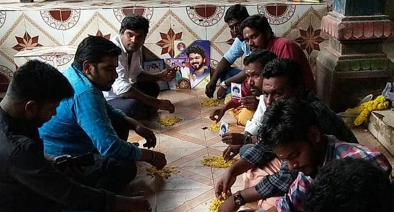 'பிகில்’ படத்துக்கு இலவச டிக்கெட் : தர்மசங்கடத்துக்கு ஆளான விஜய் ரசிகர்கள் - வசூல் பாதிக்குமா ?