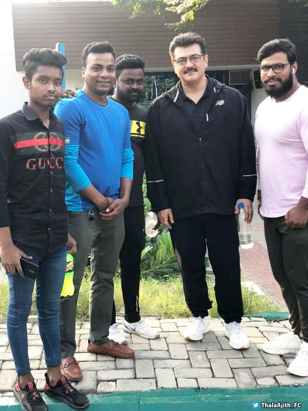 அஜித்தின் சால்ட்&பெப்பர் ஹேர் ஸ்டைலுக்கு என்னாச்சு! - புதிய கெட்டப்புடன் எங்கு சென்றிருக்கிறார் தெரியுமா?