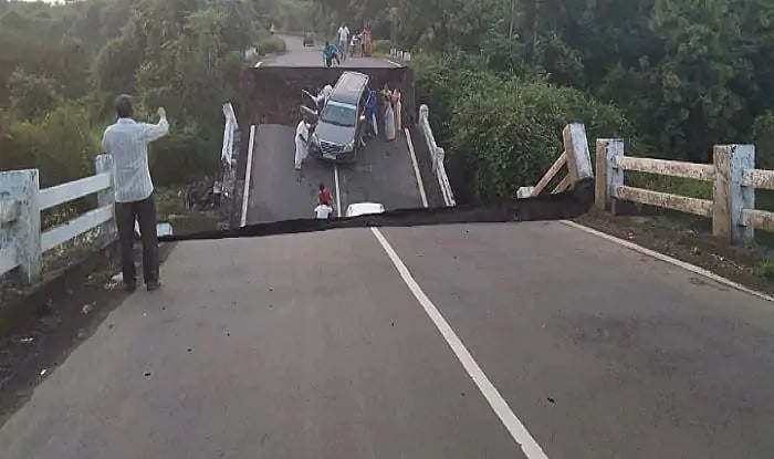 குஜராத்தில் திடீரென இரண்டாக உடைந்த உயர்மட்ட பாலம்: ஆற்றில் சிக்கிய கார்கள் - வைரல் வீடியோ