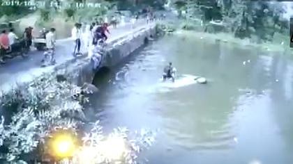 ஆற்றில் விழுந்த காரிலிருந்து 5 மாத குழந்தையை பாலத்தில் தூக்கி வீசிய சம்பவம் : அதிர்ச்சி வீடியோ!