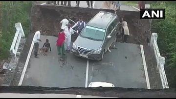 குஜராத்தில் திடீரென இரண்டாக உடைந்த உயர்மட்ட பாலம்: ஆற்றில் சிக்கிய கார்கள் - வைரல் வீடியோ