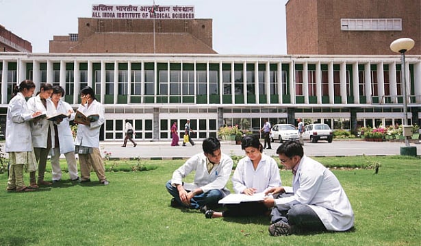 ஜிப்மர், எய்ம்ஸ் என எந்தக் கல்லூரியாக இருந்தாலும் நீட் தேர்வு மூலம் மாணவர் சேர்க்கை - அடுத்த ஆண்டு அமல்?