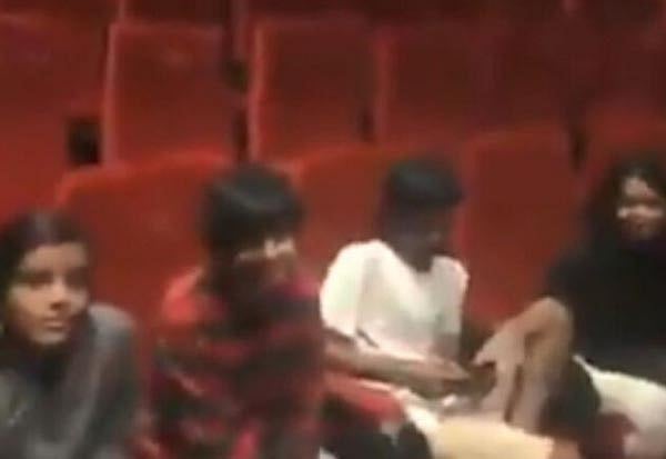 “எல்லையிலே ராணுவ வீரர்கள்...” - தேசிய கீதத்துக்கு எழுந்து நிற்காத நால்வர் தியேட்டரை விட்டு வெளியேற்றம்!