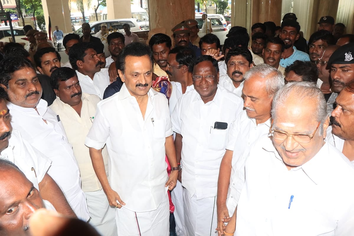 எடப்பாடி பழனிசாமிக்கும், புதுச்சேரி நாராயணசாமிக்கும் என்ன வித்தியாசம் தெரியுமா? - மு.க ஸ்டாலின் ’பளீர்’ !