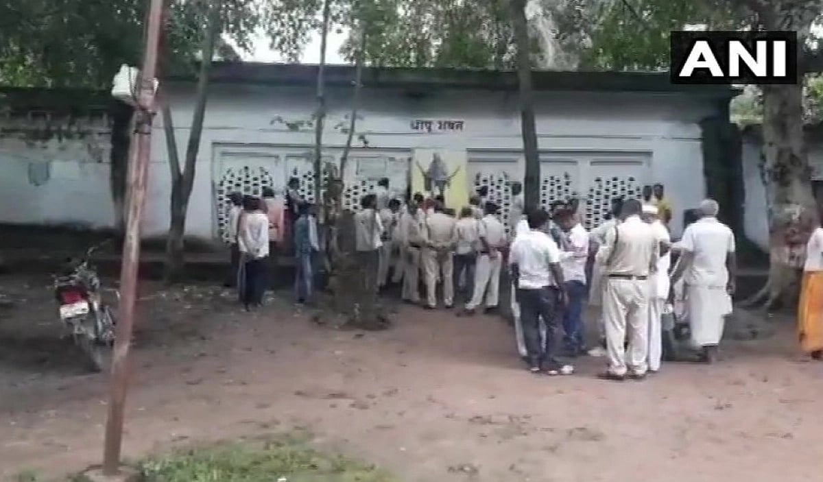 திருடுபோன காந்தியின் அஸ்தி... சேதப்படுத்தப்பட்ட புகைப்படம் : பிறந்தநாளன்றே வன்மம் காட்டிய வெறுப்பாளர்கள்!