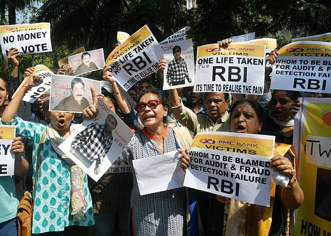 தொடங்கியது வங்கி ஊழியர்கள் ஸ்டிரைக்: முடங்கியது வங்கி சேவை - பணப்பரிமாற்றம் செய்யமுடியாமல் மக்கள் தவிப்பு