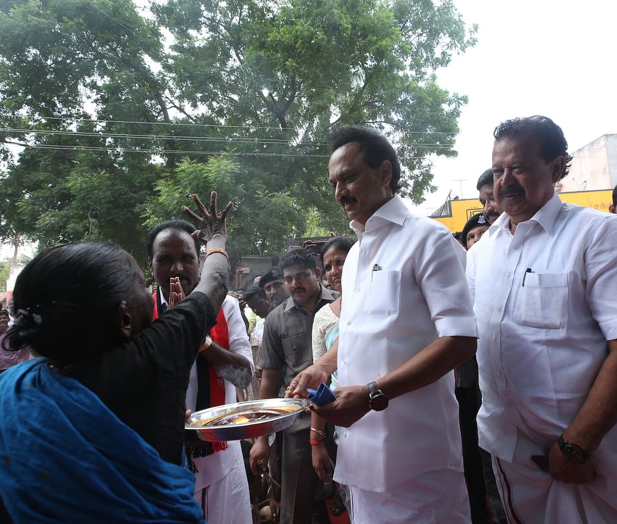 உயிரோடும் உணர்வோடும் உதிரத்தோடும் கலந்திருக்கும் இருவண்ணக்கொடி தாங்கிய உடன்பிறப்புகளுக்கு- ஸ்டாலின் மடல்!