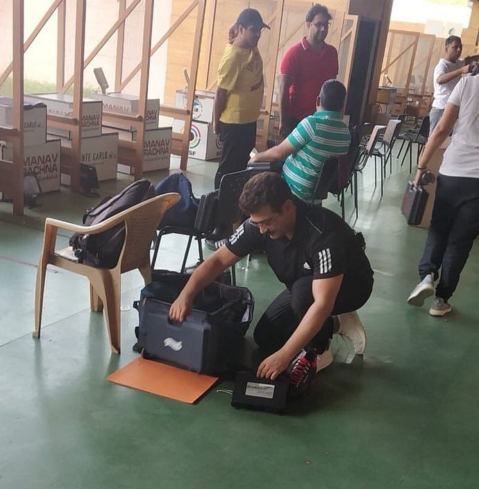 அஜித்தின் சால்ட்&பெப்பர் ஹேர் ஸ்டைலுக்கு என்னாச்சு! - புதிய கெட்டப்புடன் எங்கு சென்றிருக்கிறார் தெரியுமா?