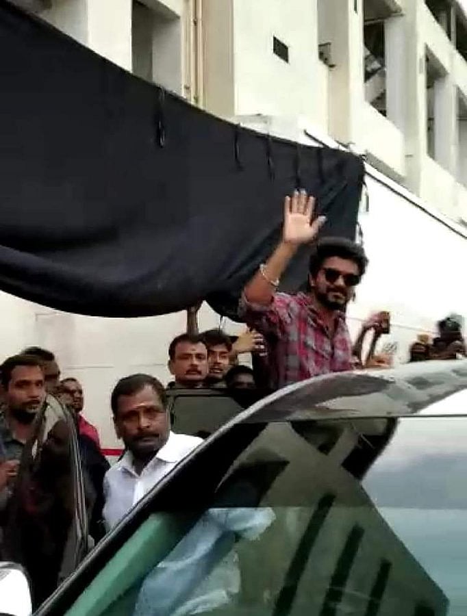 ரசிகர்களை மகிழ்ச்சியில் திக்குமுக்காடச் செய்த நடிகர் விஜய் - வைரல் வீடியோ : விஜய்64 கெட்டப் இதுவா ?