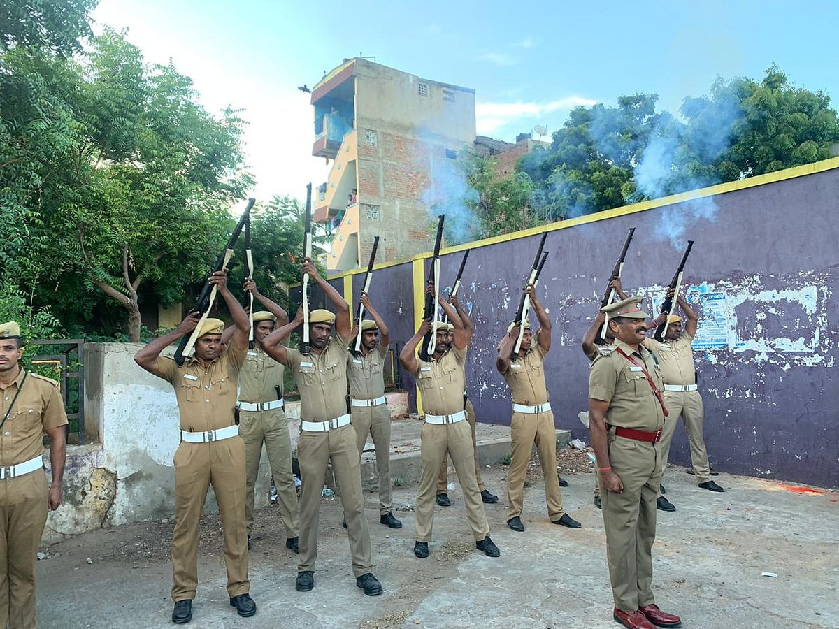 உயிரிழந்த பெண் போலிஸ் இன்ஸ்பெக்டரை தோளில் சுமந்து சென்று அடக்கம் செய்த போலிஸார் - நெகிழ்ச்சி சம்பவம்!