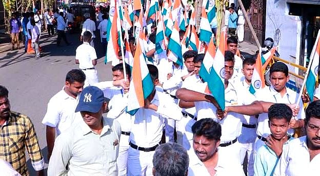 விழிப்புணர்வு பேரணிக்காக வந்த கல்லூரி மாணவர்கள் : ஏமாற்றி கட்சியின் பாதயாத்திரைக்கு அழைத்துச் சென்ற பாஜக!