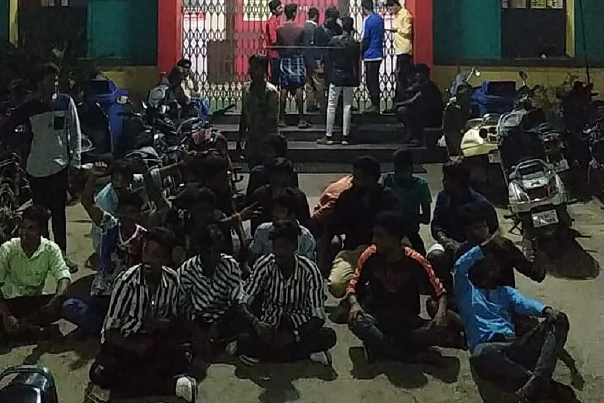 பிகில் படத்துக்கு அதிக கட்டணம் வசூலித்த திரையரங்கம்-தர்ணா செய்து கூடுதல் தொகையை திரும்பப் பெற்ற ரசிகர்கள்