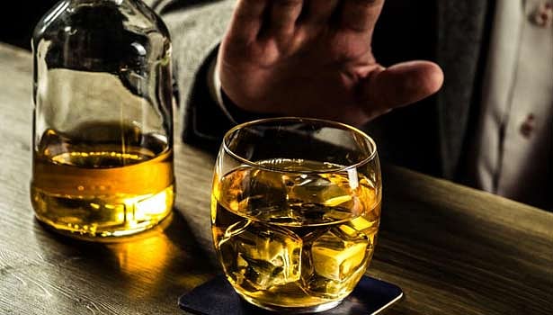 மதுபோதையில் சிக்கினால் ஊருக்கே கறி விருந்து - விநோத தண்டனை விதிக்கும் குஜராத் கிராமம்!