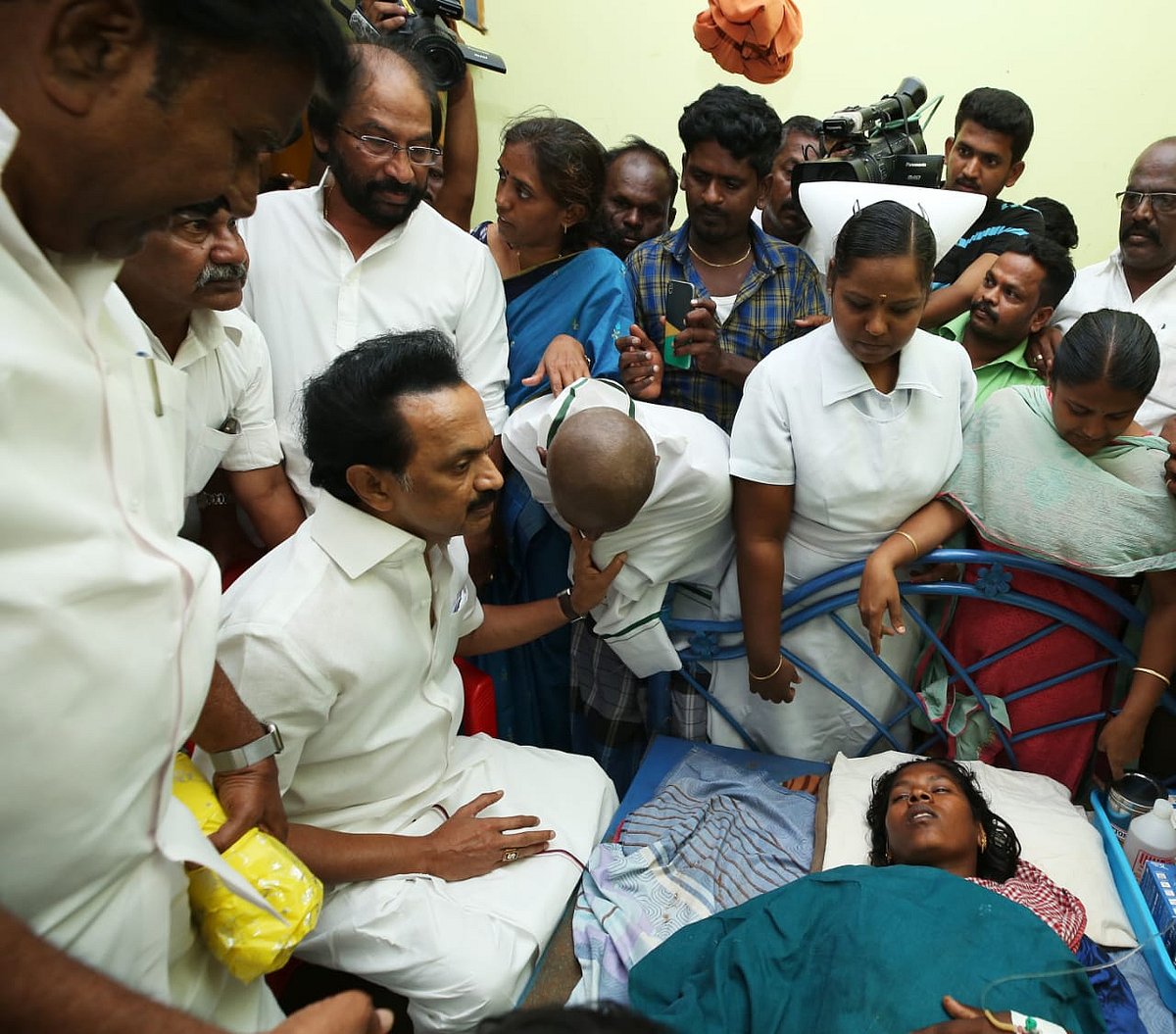 சுர்ஜித் குடும்பத்திற்கு முதல் ஆளாக நிதியுதவி செய்த மு.க.ஸ்டாலின்! #RipSurjith