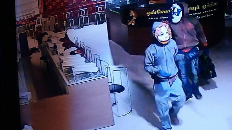 ஹாலிவுட்  பாணியில் முகமூடி  அணிந்து கொள்ளை : லலிதா ஜூவல்லரியில் ரூ.50 கோடி மதிப்பிலான நகைகள் திருட்டு!