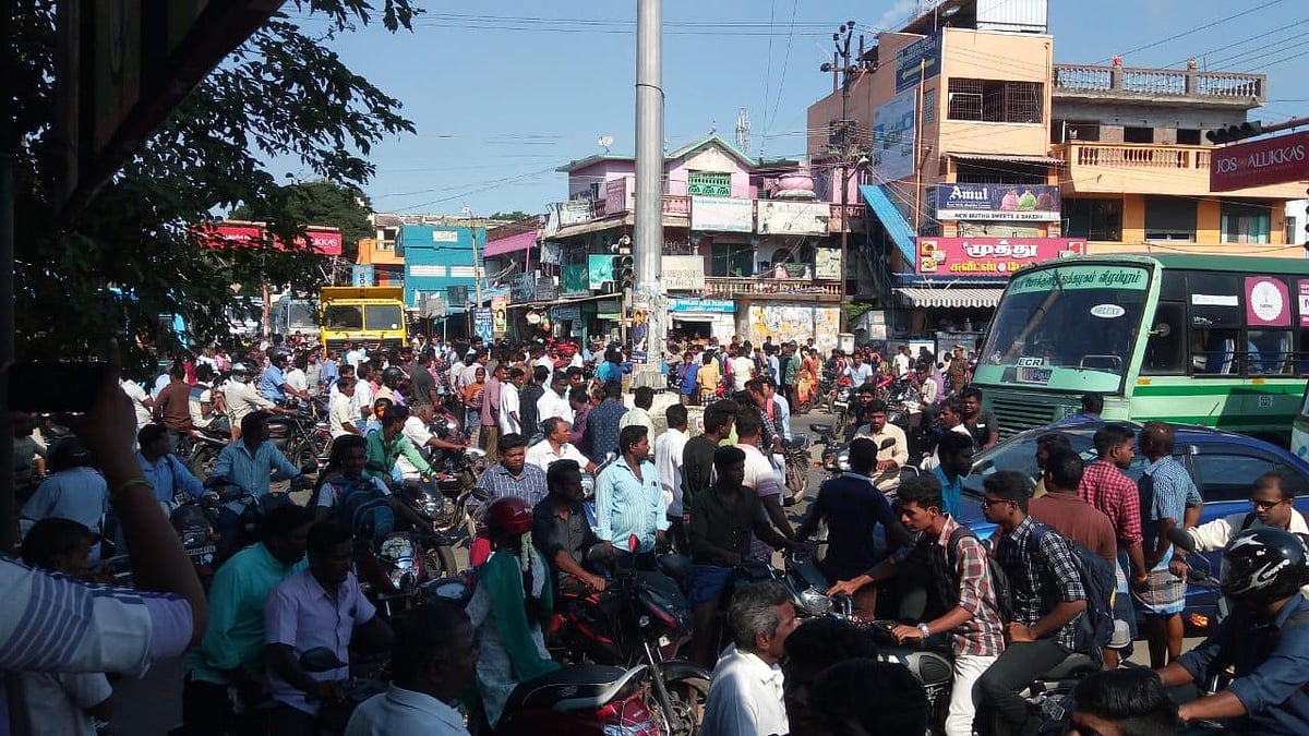 புதுச்சேரியில் போலீசுக்கு‘அடி-உதை’: ரவுடிகள் வெறிச்செயல்- வைரல் வீடியோ!