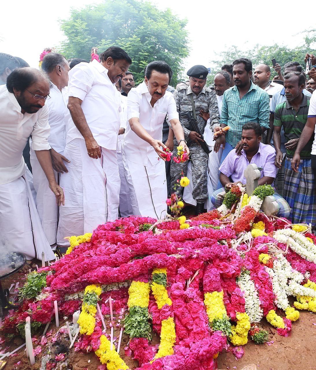 சுர்ஜித் குடும்பத்திற்கு முதல் ஆளாக நிதியுதவி செய்த மு.க.ஸ்டாலின்! #RipSurjith