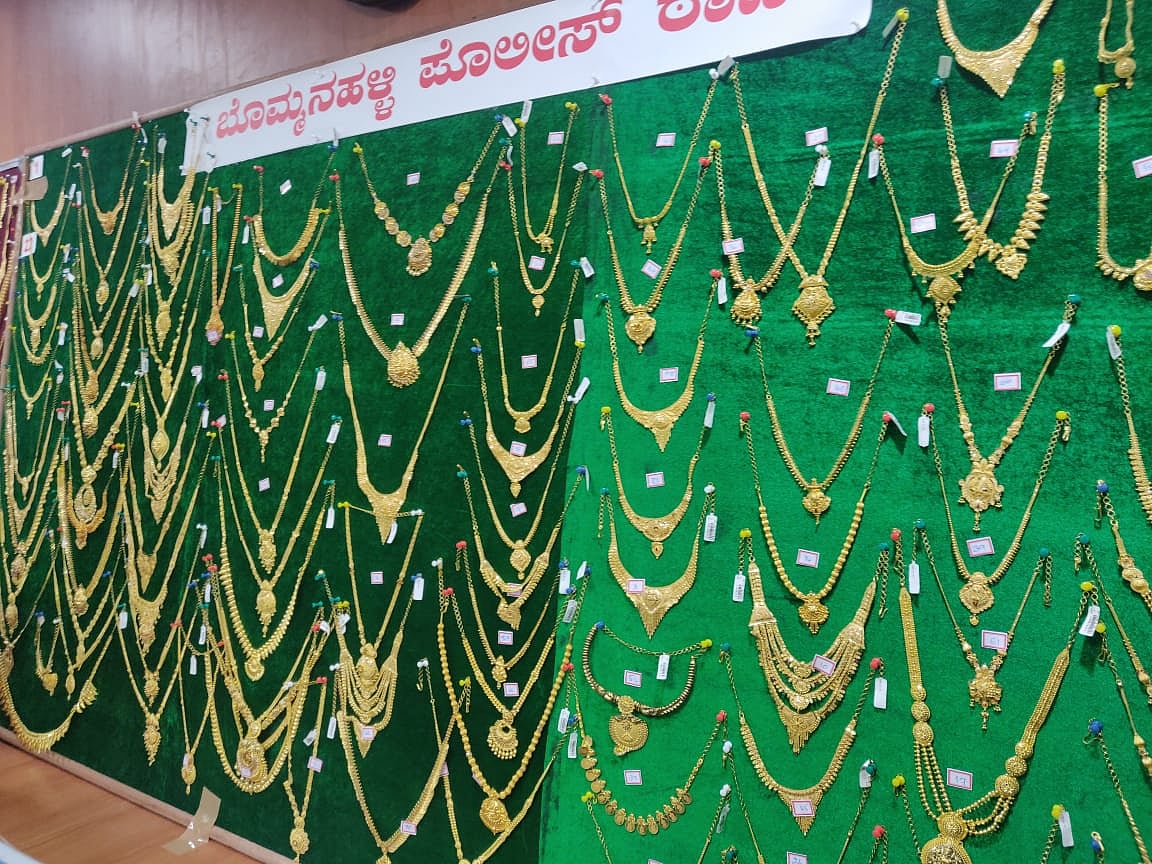 நடுக்காட்டில் திருவாரூர் முருகன் பதுக்கிவைத்த 11 கிலோ தங்கத்தை மீட்டது பெங்களூரு போலிஸ் : பரபரப்பு தகவல்!