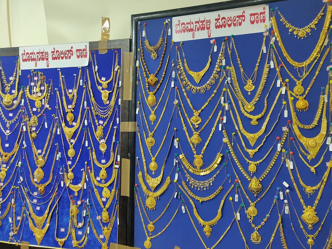 நடுக்காட்டில் திருவாரூர் முருகன் பதுக்கிவைத்த 11 கிலோ தங்கத்தை மீட்டது பெங்களூரு போலிஸ் : பரபரப்பு தகவல்!