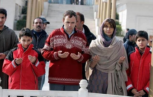 வீட்டுச்சிறையில் அடைக்கப்பட்ட உமர் அப்துல்லாவை 68 நாட்களுக்குப் பிறகு  சந்தித்த அவரது மகன்கள்! 