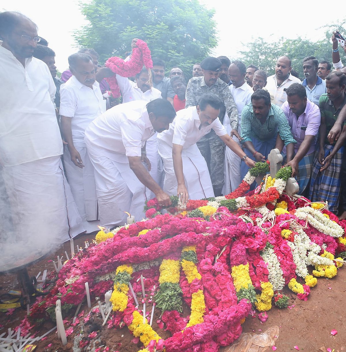 சுர்ஜித் குடும்பத்திற்கு முதல் ஆளாக நிதியுதவி செய்த மு.க.ஸ்டாலின்! #RipSurjith