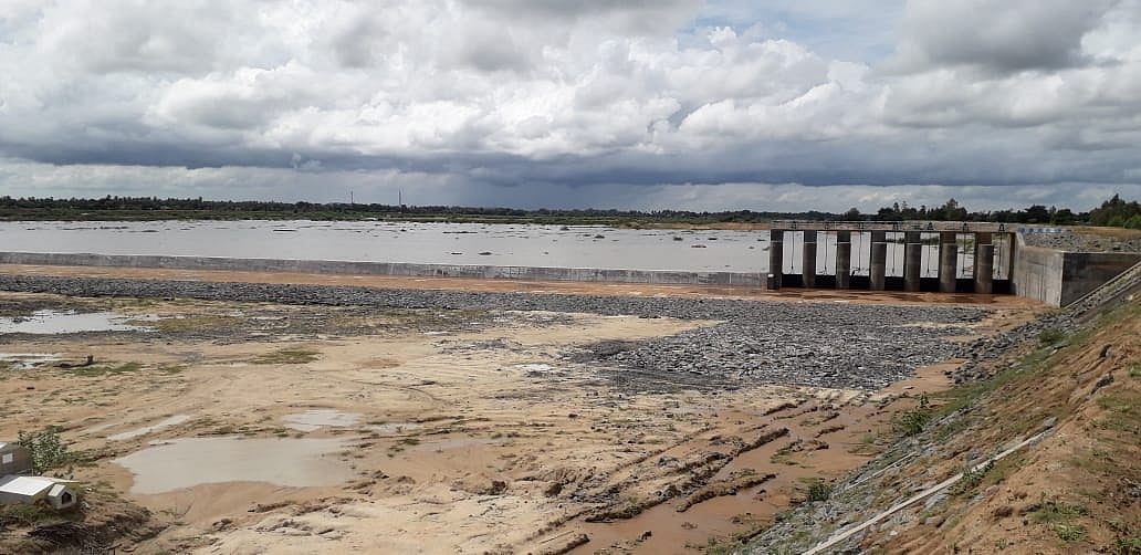 அடுத்த வாரம் முதல்வர் திறக்க இருந்த தடுப்பணை மழையால் சேதம் : டெண்டர் ஊழலால் அபாயத்தில் மக்கள் உயிர் !