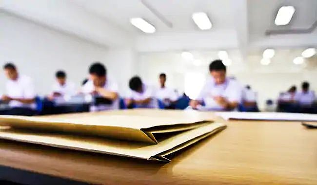 SC, ST மாணவர்களுக்கு கல்வி உதவித்தொகையை நிராகரித்தது ஏன்? - அரசுக்கு உயர்நீதிமன்றம் கேள்வி!