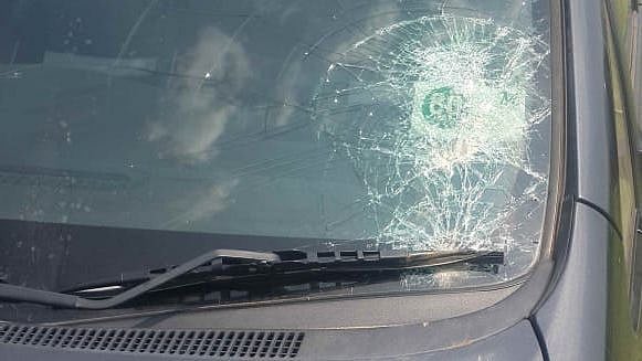 நெடுஞ்சாலை பயணத்தின் போது உஷார்! - கார்களில் கல் எறிந்து கொள்ளை அடிக்கும் நூதன கும்பல்!