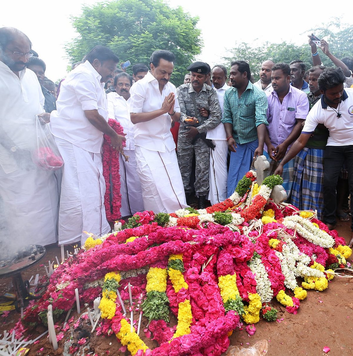 சுர்ஜித் குடும்பத்திற்கு முதல் ஆளாக நிதியுதவி செய்த மு.க.ஸ்டாலின்! #RipSurjith