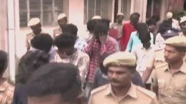 நீதிமன்ற வளாகத்தில் கொலை சாட்சியை மிரட்ட வந்த கல்லூரி மாணவர்கள் - சினிமா பாணியில் நடந்த சம்பவம் !