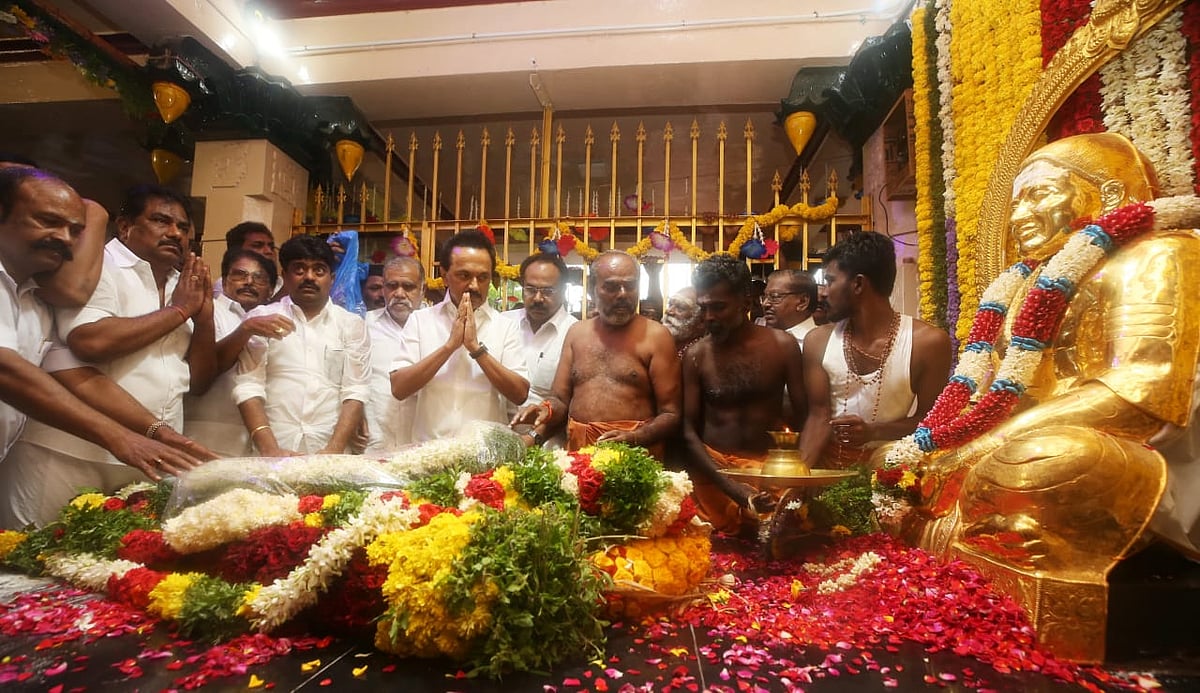 பசும்பொன்னில் தேவர் ஜெயந்தி : மலர்தூவி மரியாதை செலுத்திய மு.க.ஸ்டாலின்!