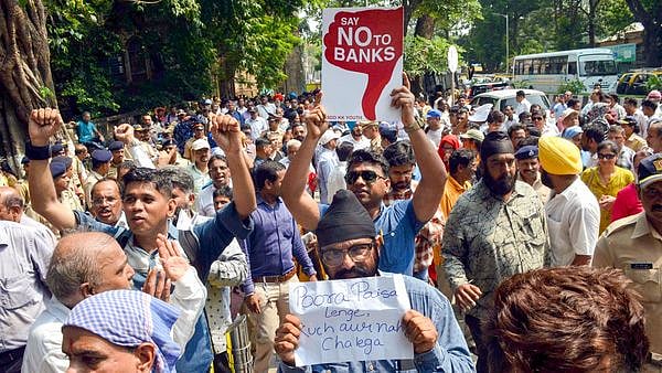 “பிஎம்சி வங்கியில் சிகிச்சைக்கு பணம் எடுக்கமுடியவில்லை”: போராட்டத்தின்போது மாரடைப்பால் வாடிக்கையாளர் பலி!