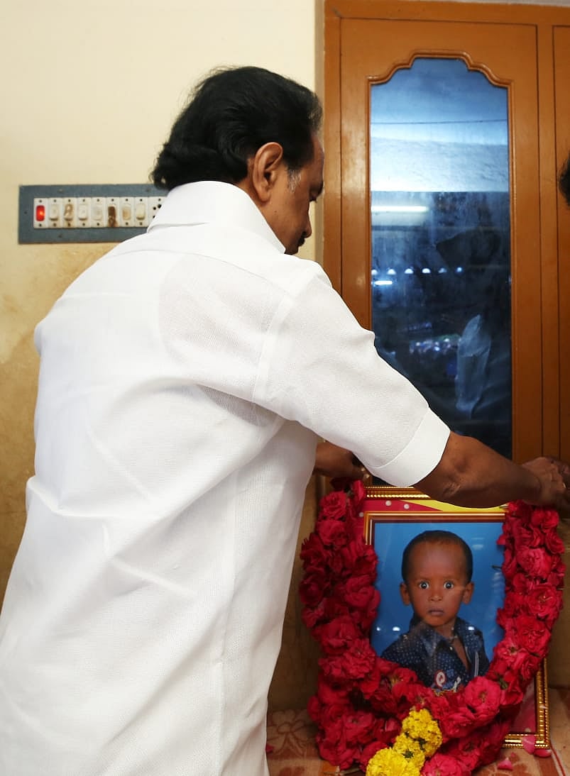 சுர்ஜித் குடும்பத்திற்கு முதல் ஆளாக நிதியுதவி செய்த மு.க.ஸ்டாலின்! #RipSurjith