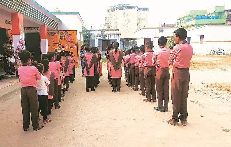 உ.பி-யில் முஸ்லிம் கவிஞரின் கவிதையை கற்றுகொடுத்த தலைமை ஆசிரியர் பணிநீக்கம் : அந்த கவிஞர் யார் தெரியுமா?