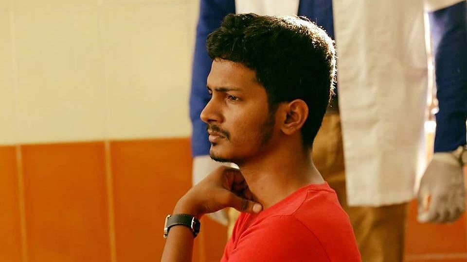 ‘8 தோட்டாக்கள்’ சினிமா பட இயக்குநருக்கு நேர்ந்த அதிர்ச்சி சம்பவம் - பேஸ்புக்கில் வைரலாகும் பதிவு!